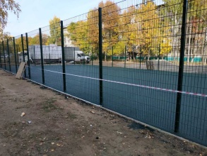 Забор на спортивную площадку 40 метров фото в Московском