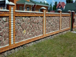 Кирпичный забор с камнем 12 метров фото в Московском