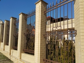 Кирпичный забор с ковкой  10 метров фото в Московском